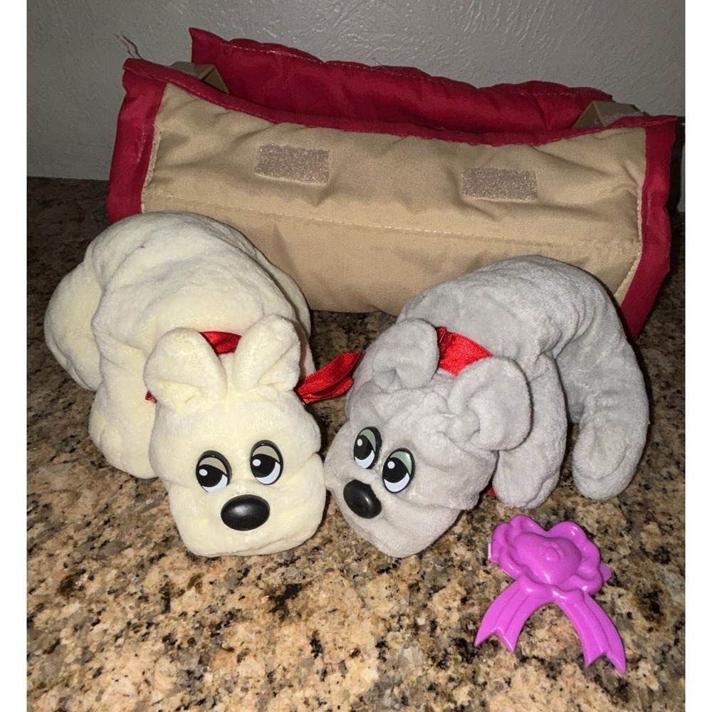 Vintage 1980s Pound Puppies Newborns Carrier Case w/ 2 Puppies